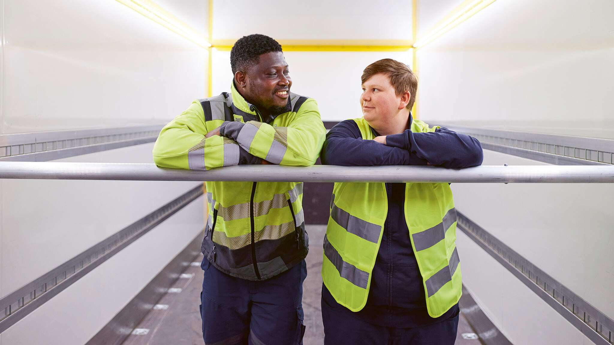 Des jeunes chauffeurs à Bremen: Samuel et Henrie (Photo : Frank Schinski)