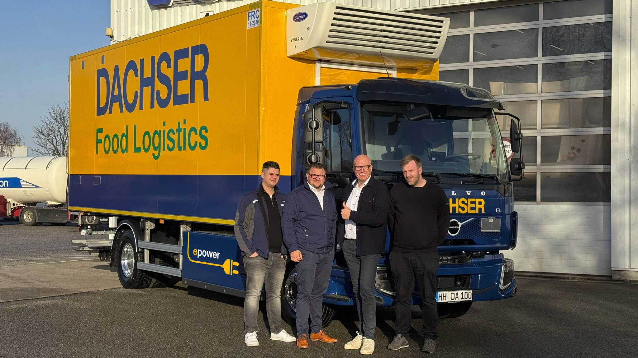 Van links naar rechts: Daniel Lewandowski, Team Leader Own Fleet & Delegate of the Traffic Manager DACHSER Hamburg, Christoph Kellermann, Operations Manager DACHSER Hamburg, Ralf Hansen, General Manager DACHSER Hamburg, Marcel Osse, Customer Service Consultant, Volvo Trucks new car center Hamburg.